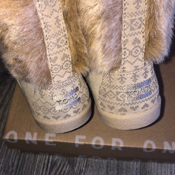 Toms Nepal - toddler 8 - Picture 2 of 3